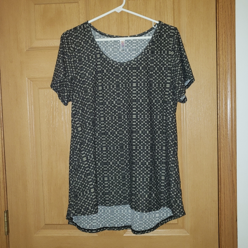 LuLaRoe Classic Tee L
